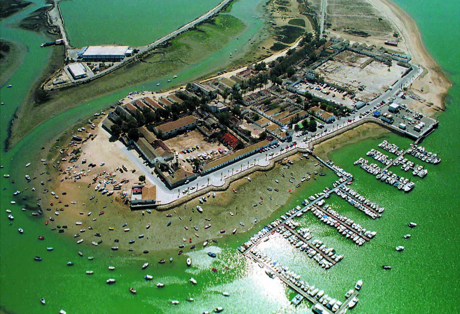 Vista aérea del poblado de Sancti Petri y del puerto deportivo en una fotografía tomada en 2017.