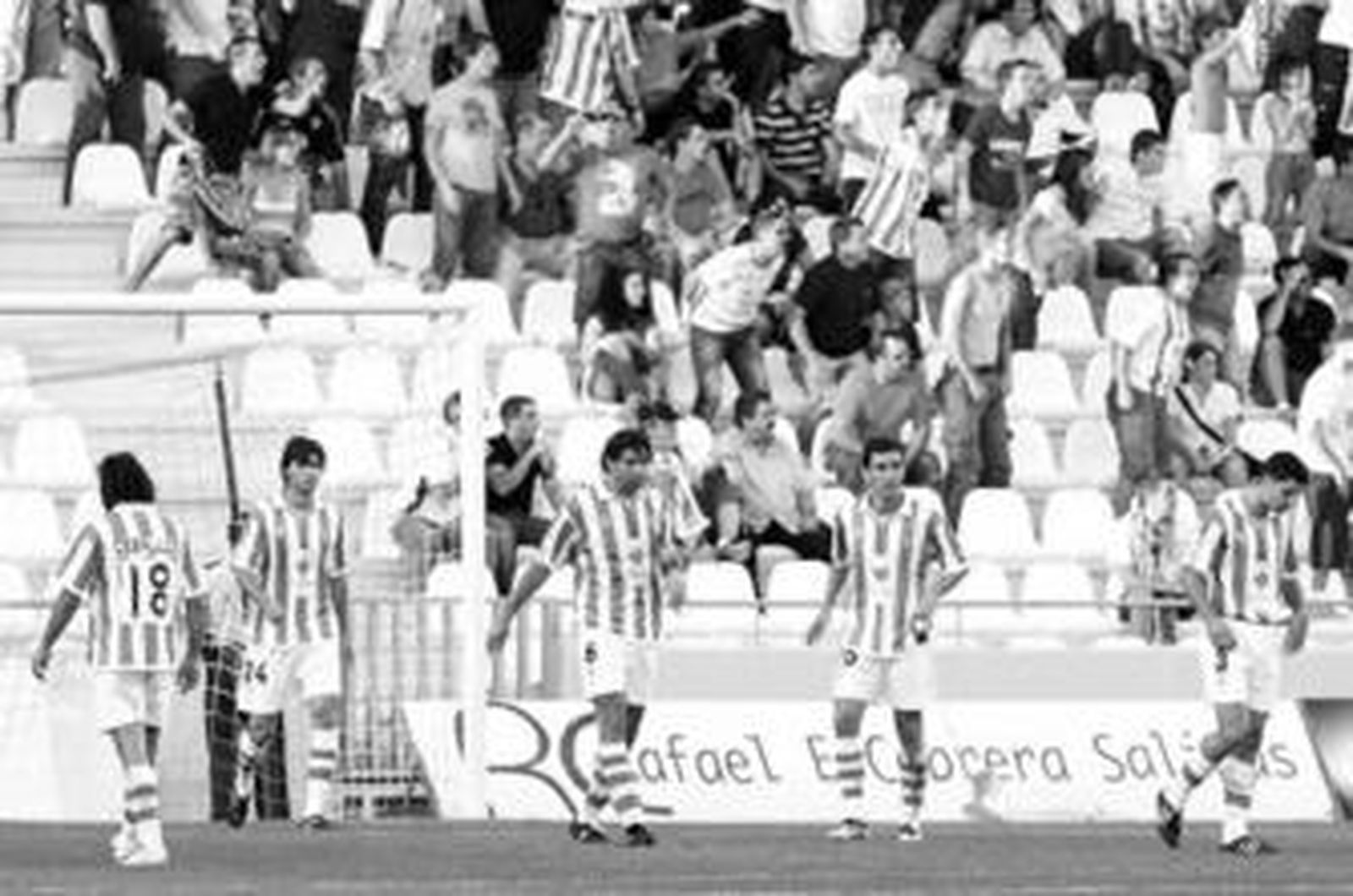 Los cordobesistas se lamentan mientras los aficionados del Fondo Norte increpan a los sevillistas.