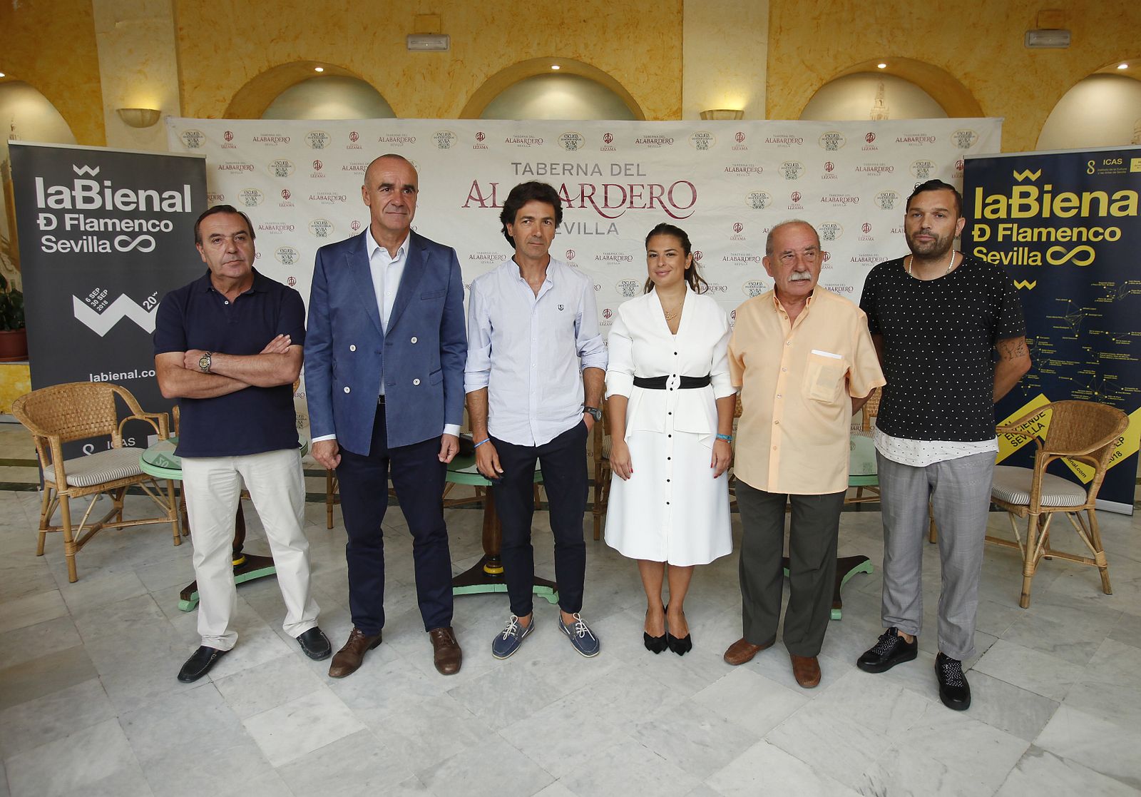 Joaquín Grilo presentó su obra junto a Pastora Galván y otros artistas y autoridades en la Taberna del Alabardero.