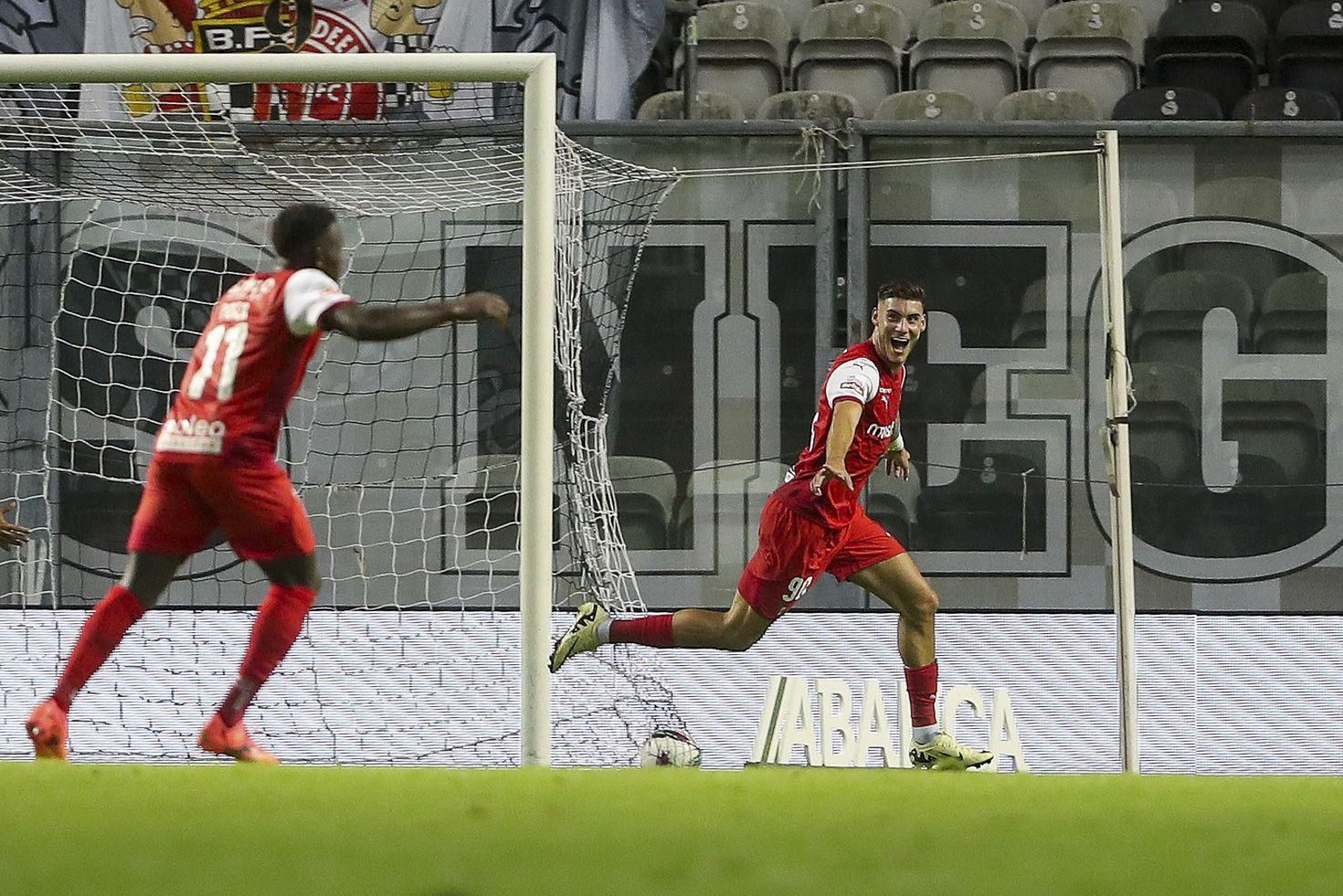 Roberto marca al Boavista.