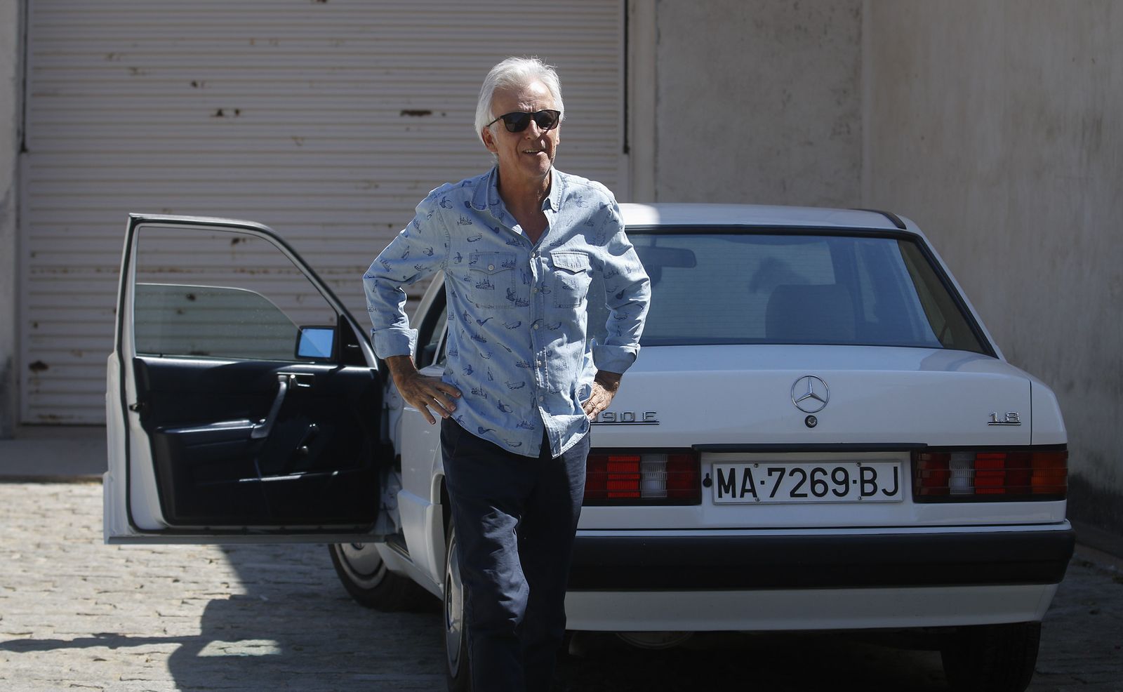 El artista llegaba al CAAC en un mercedes blanco, como la canción que popularizó en los 90.