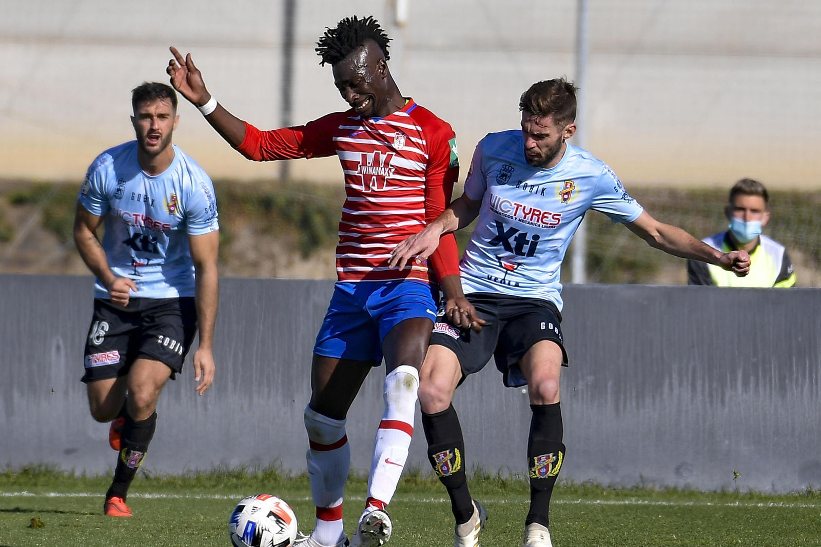 Nuha Marong pelea un balón frente al Yeclano.