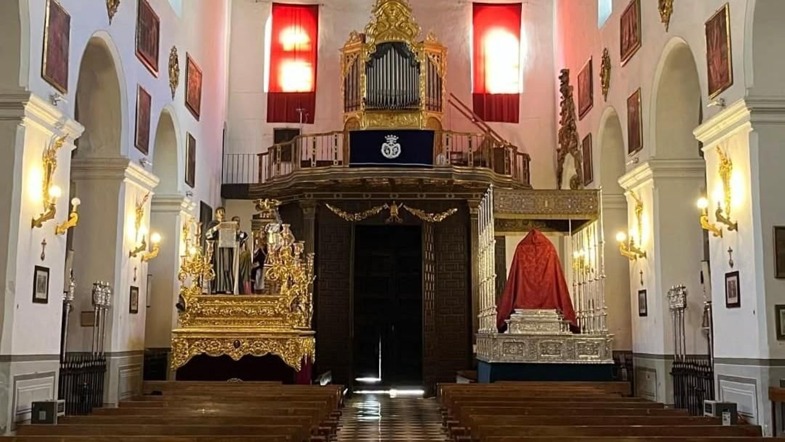 Fotogalería: Así vive la Hermandad de las Maravillas los últimos preparativos de cara al Domingo de Ramos 2025