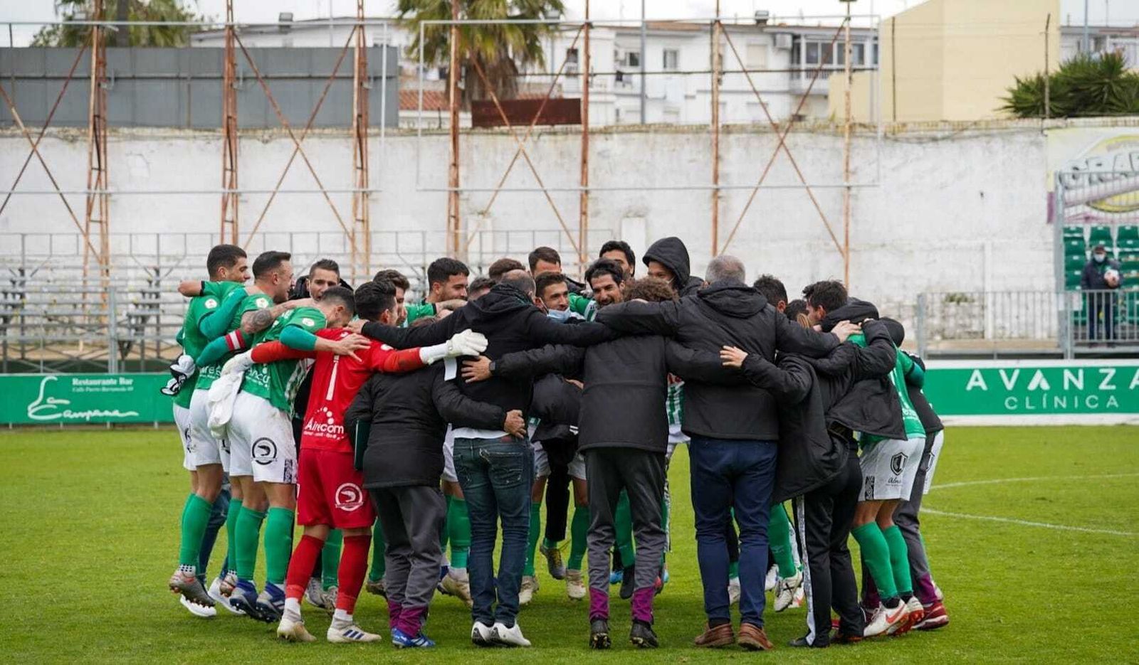 Los jugadores del Sanluqueño celebran el triunfo ante el líder.
