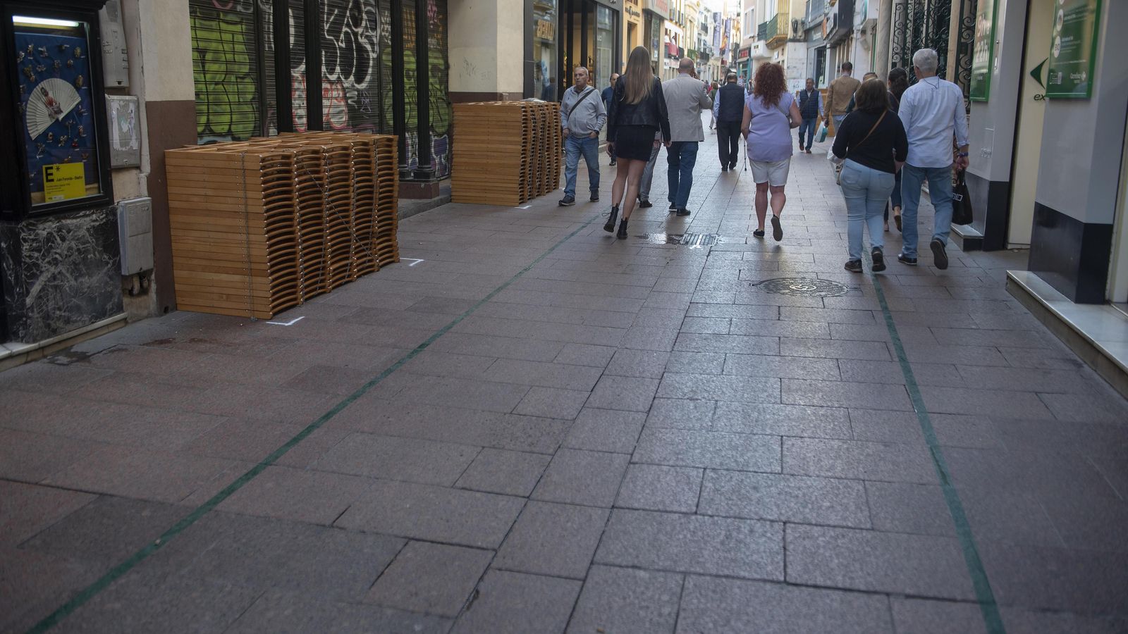 La calle Sierpes con las líneas verdes y las sillas de la carrera oficial apiladas.