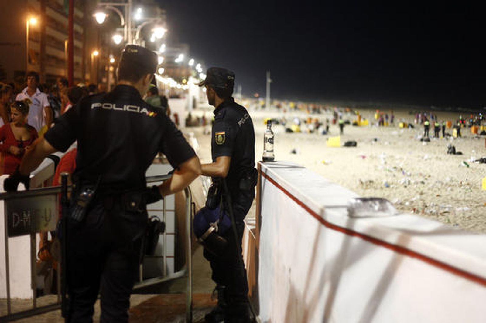 Los servicios de limpieza recogen 42 toneladas de residuos de la arena tras la noche de las barbacoas del Trofeo Carranza.

Foto: Jesus Marin