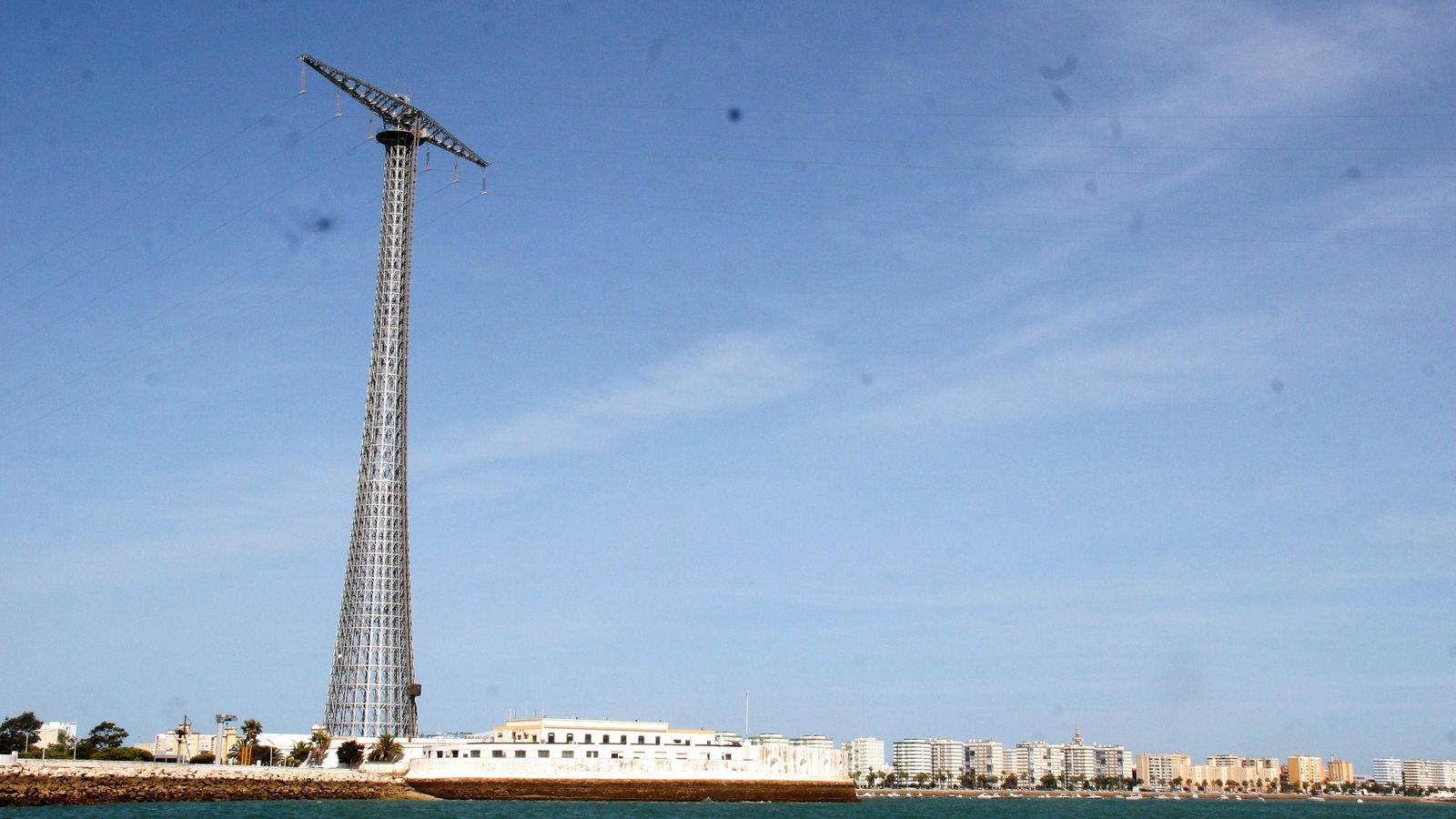 La torre de Puntales, ubicada en el interior de la base naval.