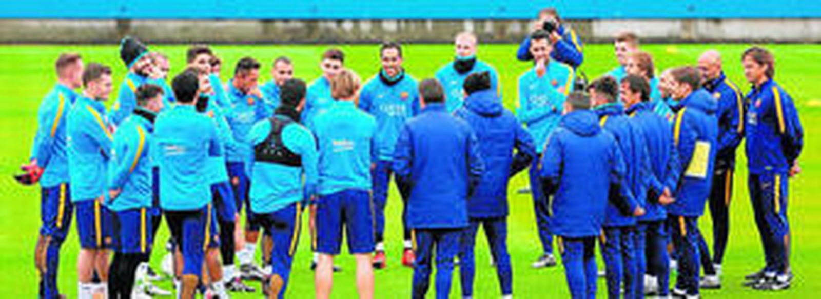 La plantilla del Barça atiende a las instrucciones de Luis Enrique antes de dar comienzo el entrenamiento en Yokohama.