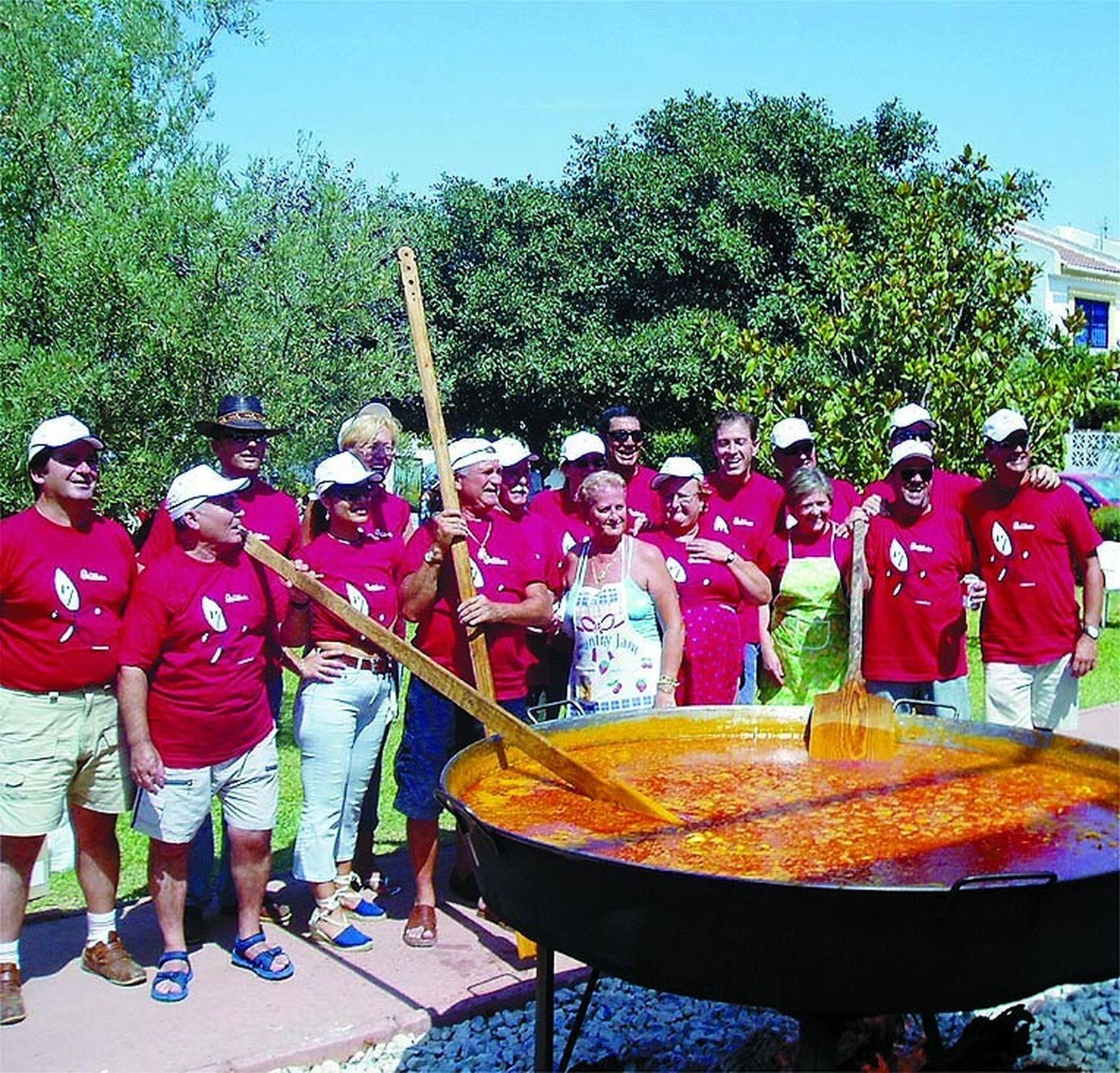 Paella gigante con motivo de las fiestas de Retamar