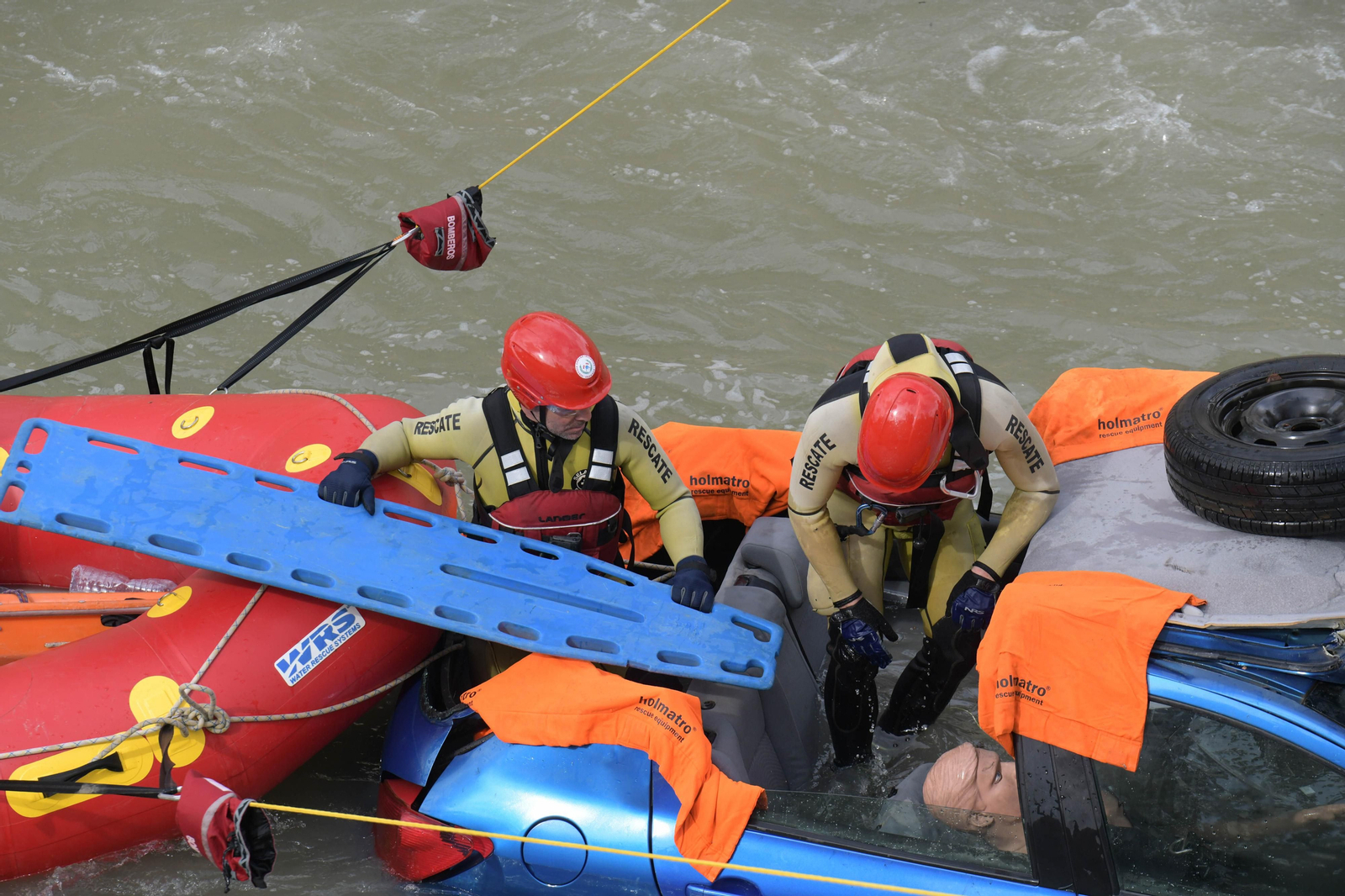Fotos: Las mejores imágenes del simulacro de rescate de un coche accidentado en el río Genil de Granada