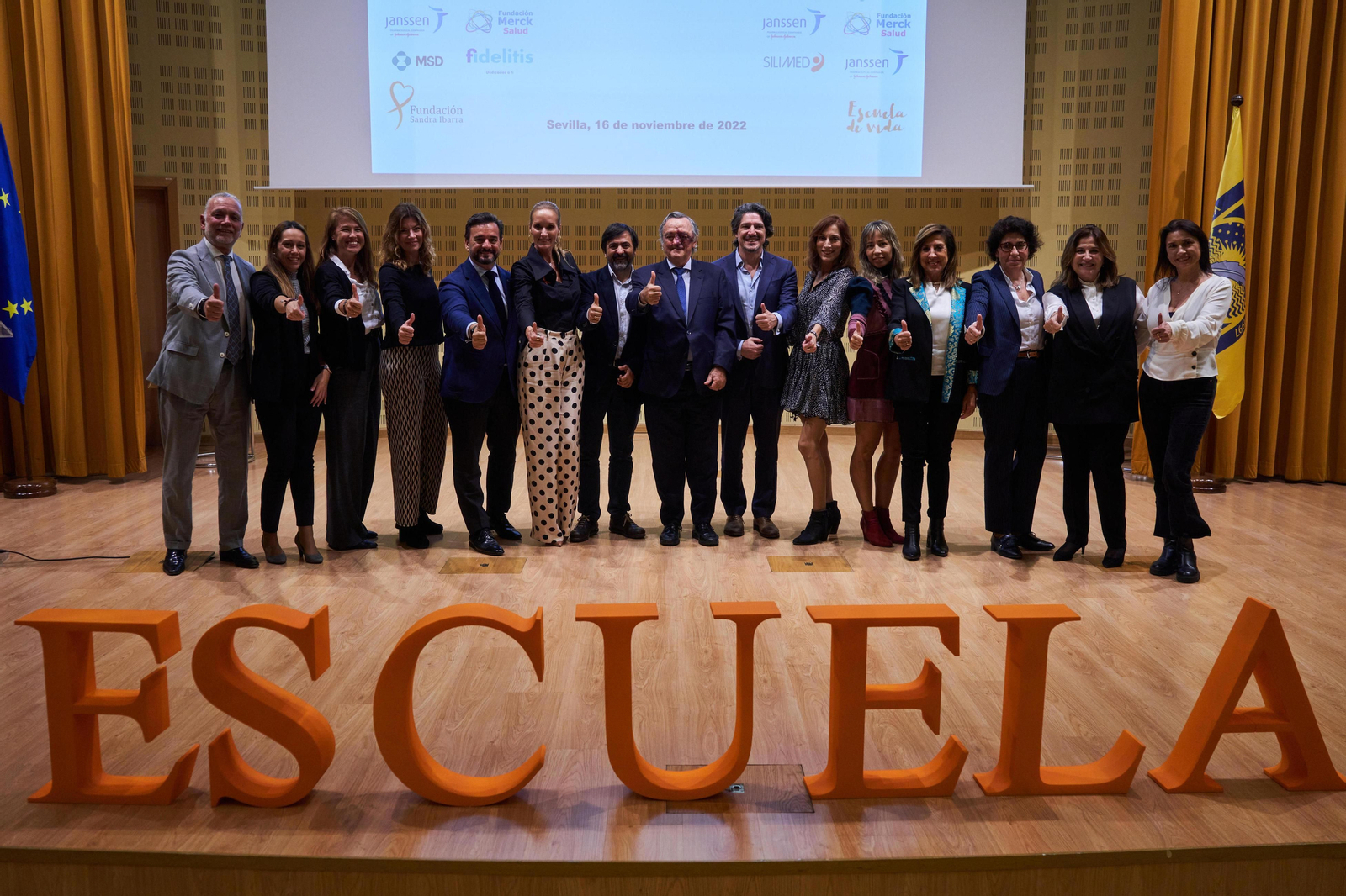 Foto de familia de algunos de los participantes en el I Congreso de Supervivientes de Cáncer.