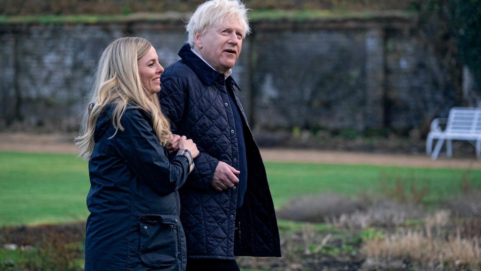 Kenneth Branagh como Boris Johnson Picture y Ophelia Lovibond como su mujer en la serie 'This England'. Kenneth Branagh como Boris Johnson Picture y Ophelia Lovibond como su mujer en la serie 'This England'.