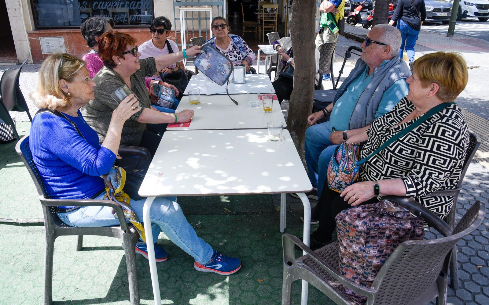 Grupo de personas mayores tomando un aperitivo en el Zodiaco.