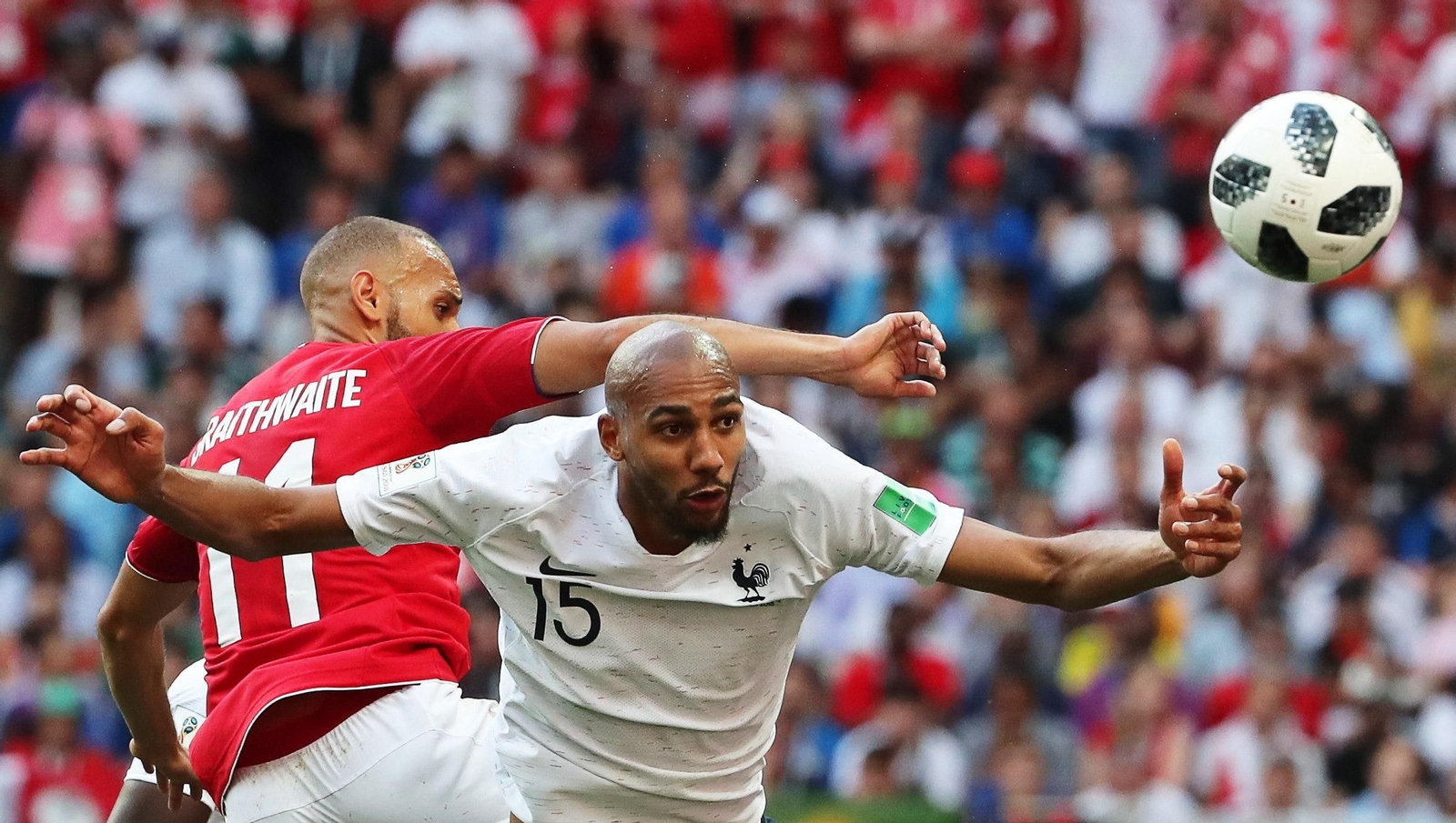 N'Zonzi salta con Braithwaite durante el Francia-Dinamarca del Mundial de Rusia.