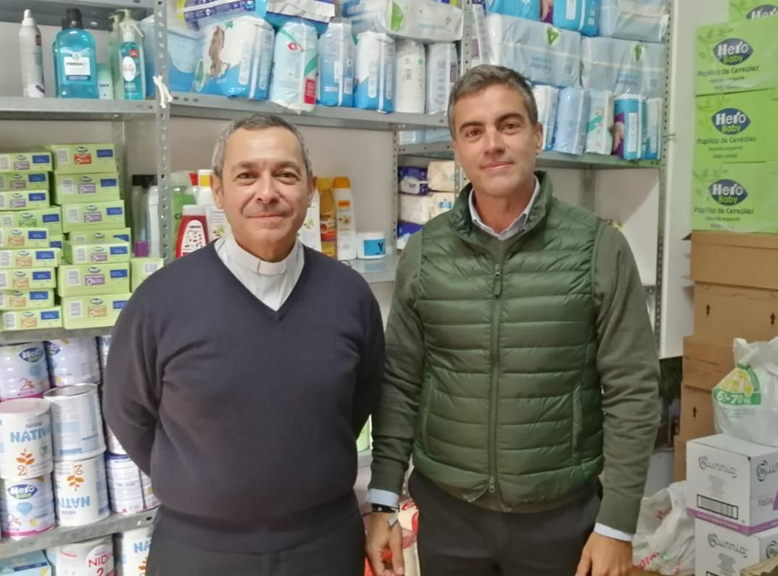 El párroco de La Candelaria, Manuel Sánchez junto al presidente del Colegio Oficial de Aparejadores de Sevilla, José Manuel Flores.