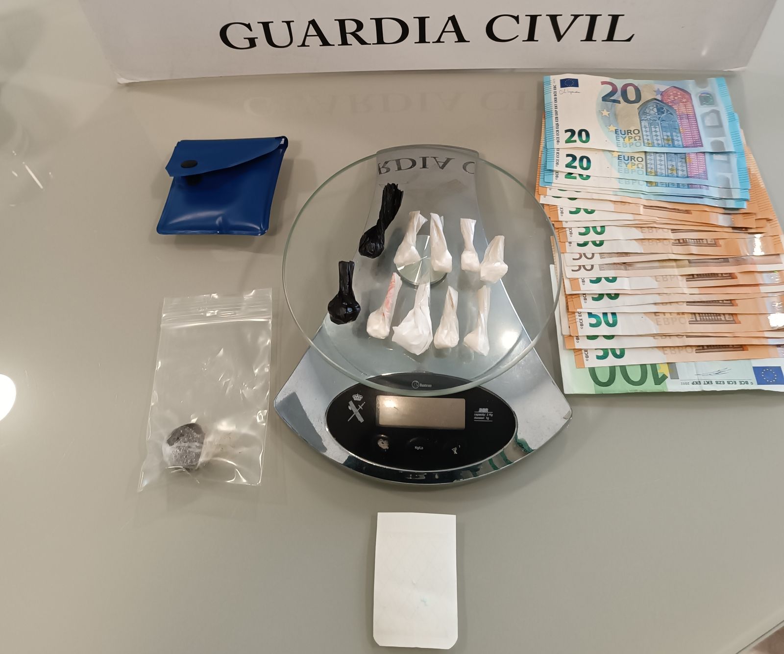 Droga y material intervenido por la Guardia Civil en Villa del Río.