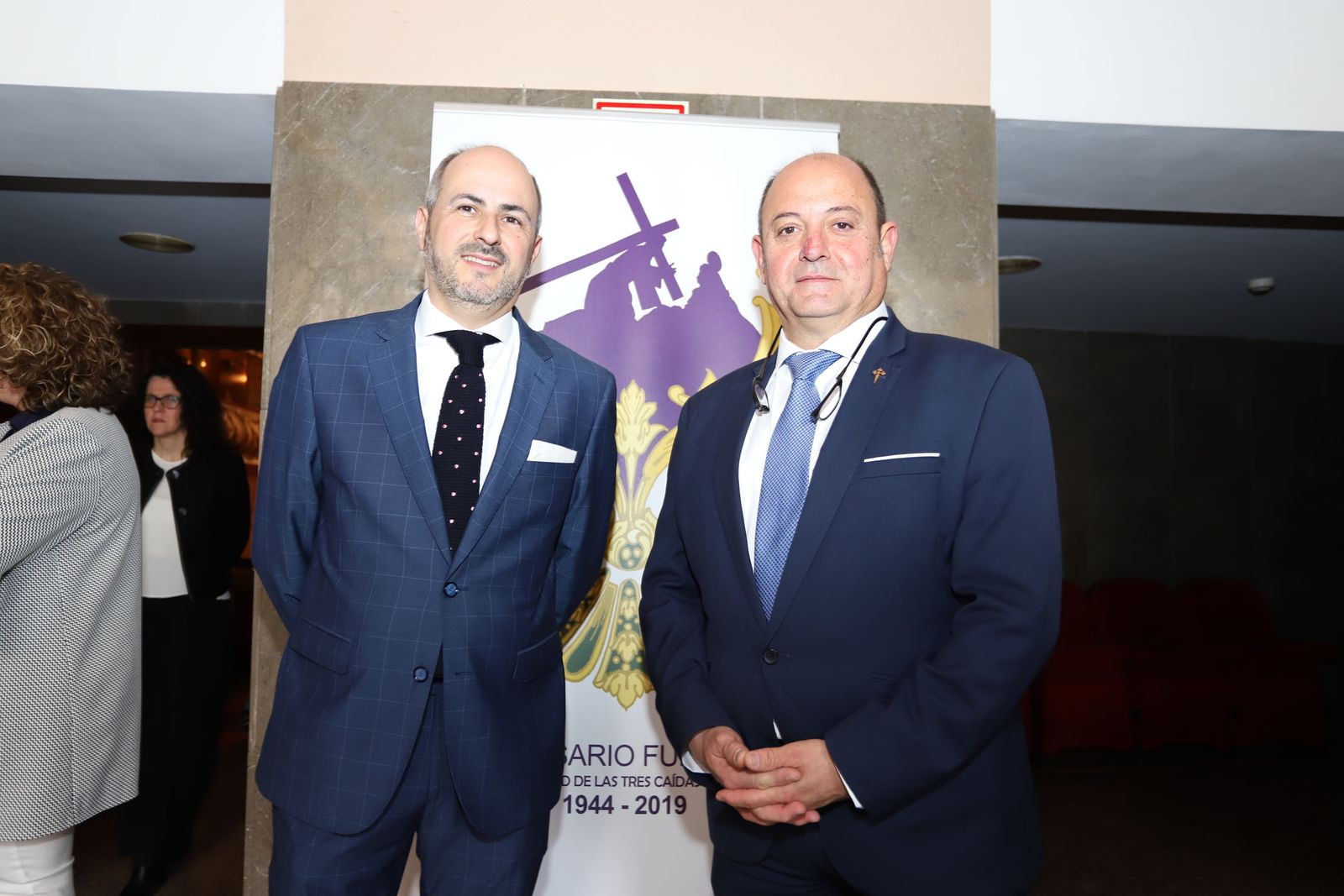 Presentan manto de la Virgen del Amor.