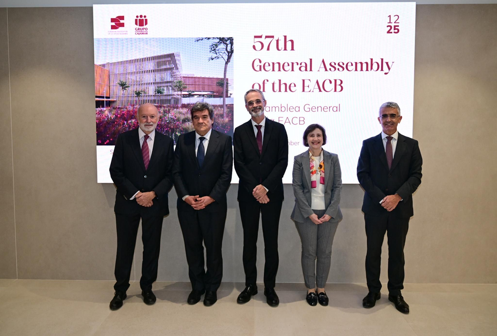 Foto de familia de los participantes en el acto