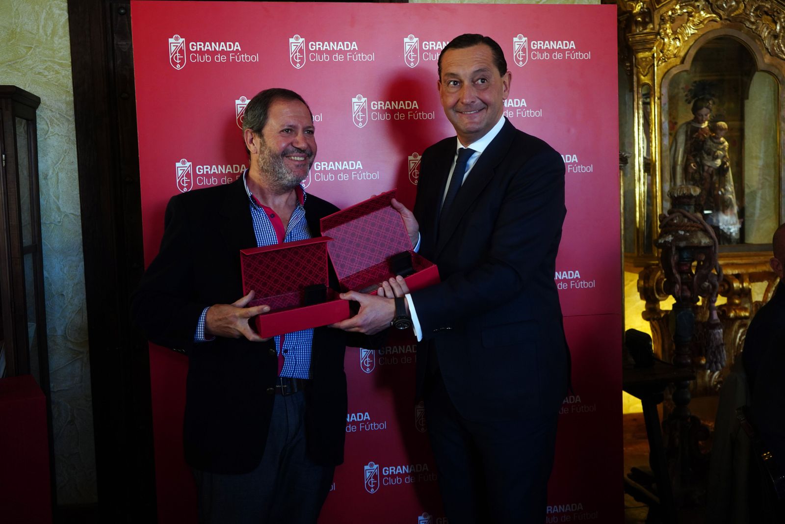 Las mejores imágenes del acto a los abonados del Granada CF con 25 y 50 años de antigüedad