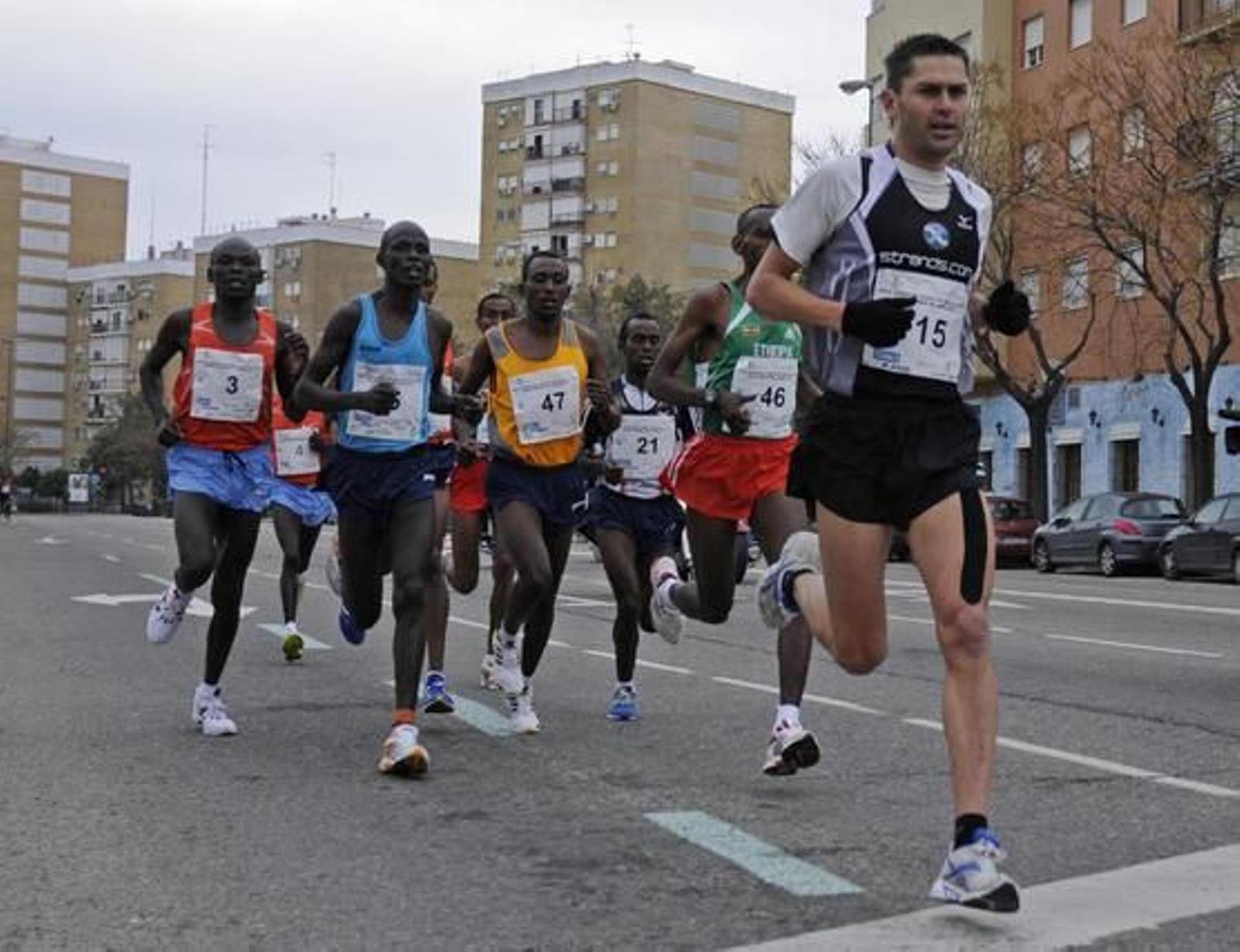 4.161 corredores han participado en el XXVI Maratón Ciudad de Sevilla 2010 Gran Premio de Andalucía, que ha acabado ganando el keniano Phillip Biwot. / Juan Carlos Vázquez