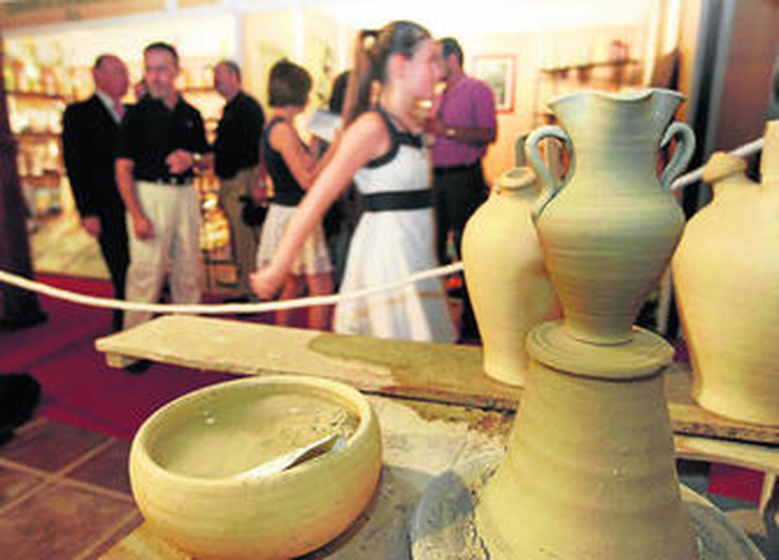 Uno de los expositores de la Muestra de la Cerámica que se celebra anualmente en La Rambla.