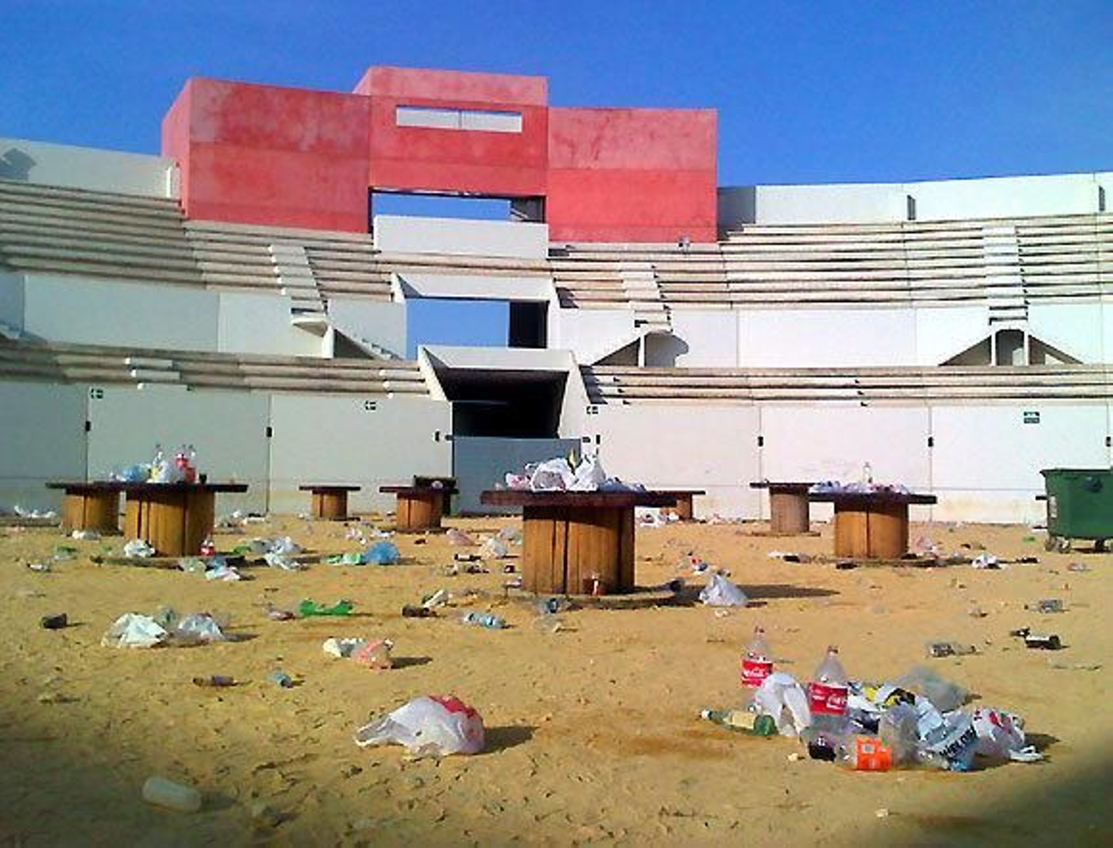 La plaza de Utrera, sin festejos, convertida en un estercolero por el 'botellón'