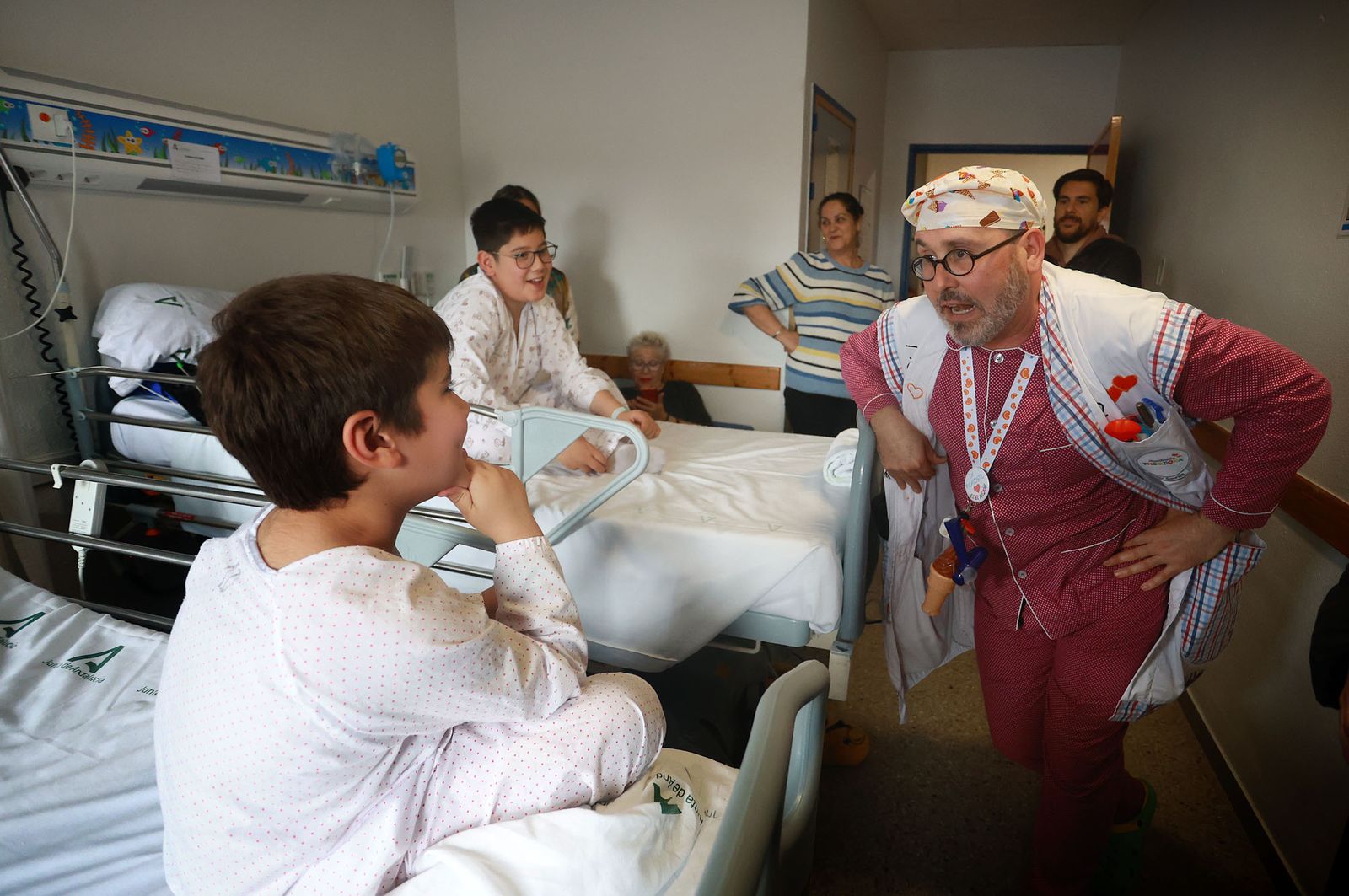 Los menores de Pediatría del Hospital Juan Ramón Jiménez reciben a los Doctores Sonrisa de la Fundación nacional Theodora, en imágenes
