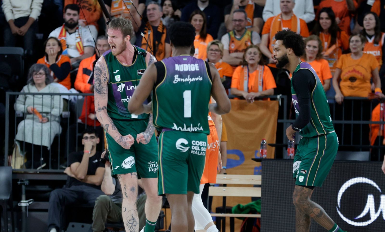 Balcerowski celebra una canasta en el Valencia-Unicaja.