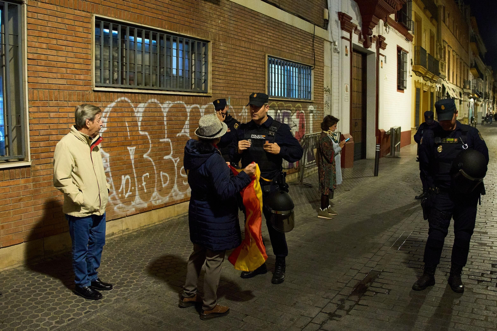 Manifestación contra la amnistía ante la sede del PSOE en Sevilla