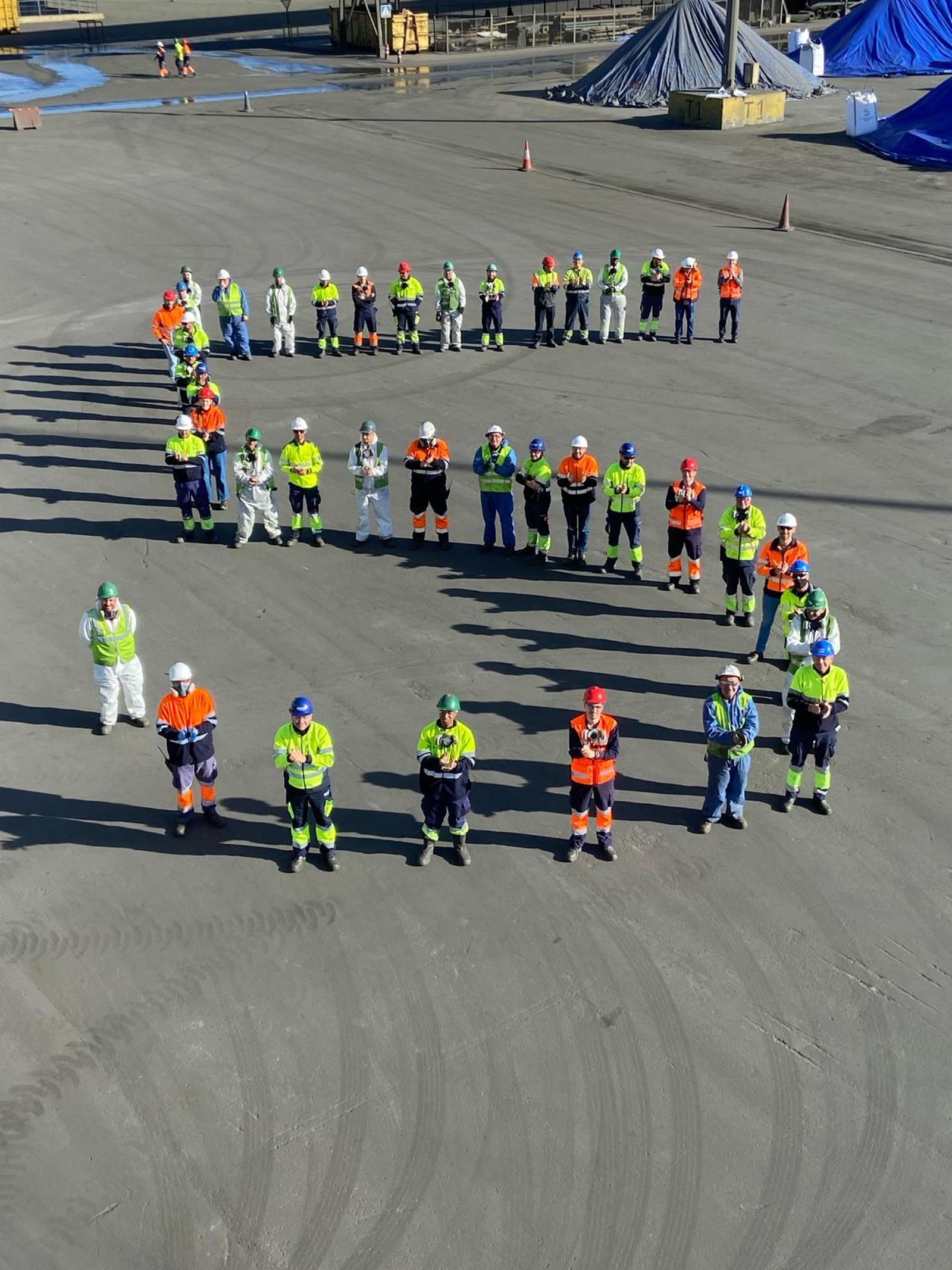 Un "5" formado por trabajadores el día que se cumplieron los 5 años sin accidentes.