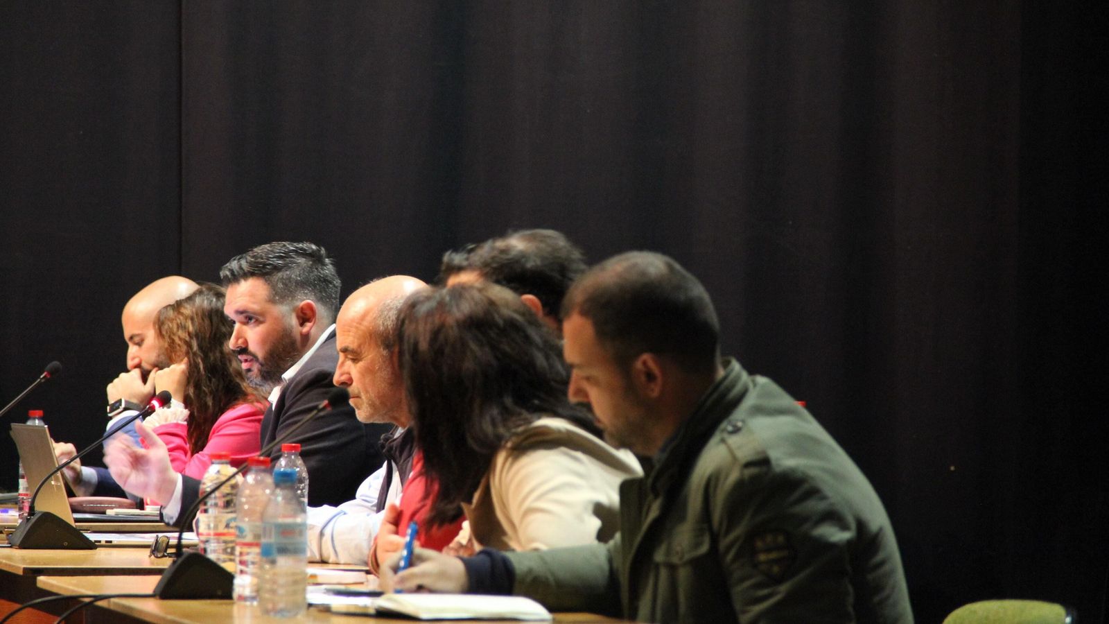 Un momento del pleno durante la intervención del concejal de Urbanismo, Javier García