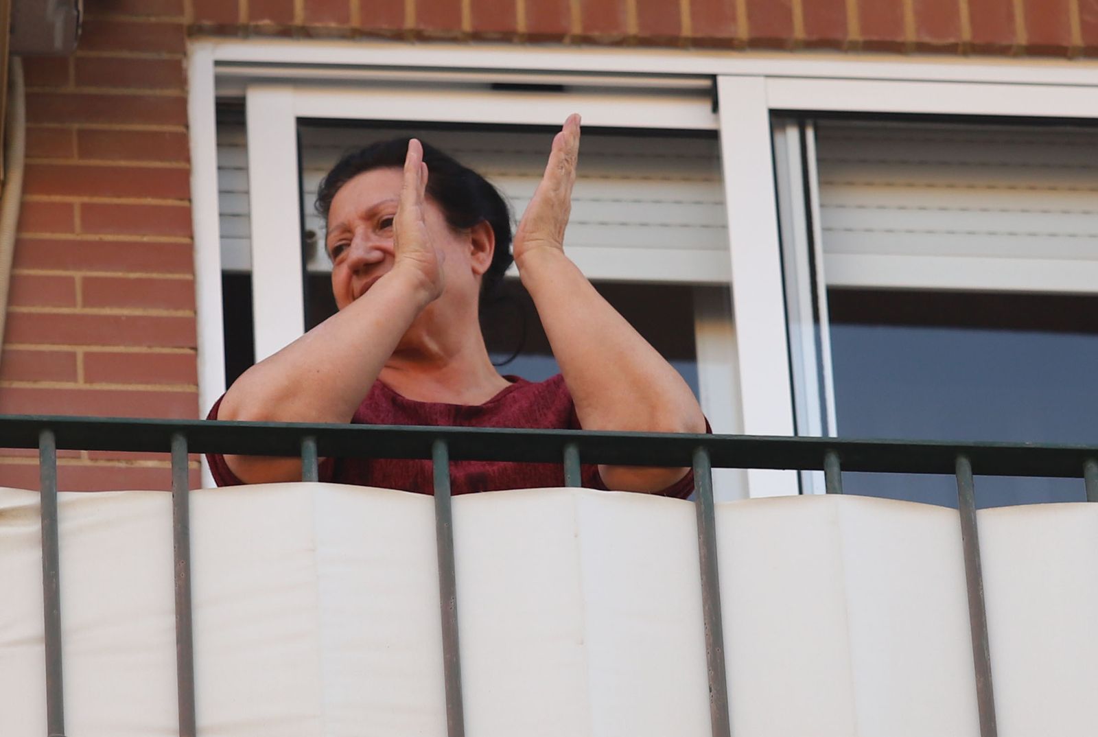 Imágenes de los aplausos solidarios de los vecinos de la calle Los Marismeños