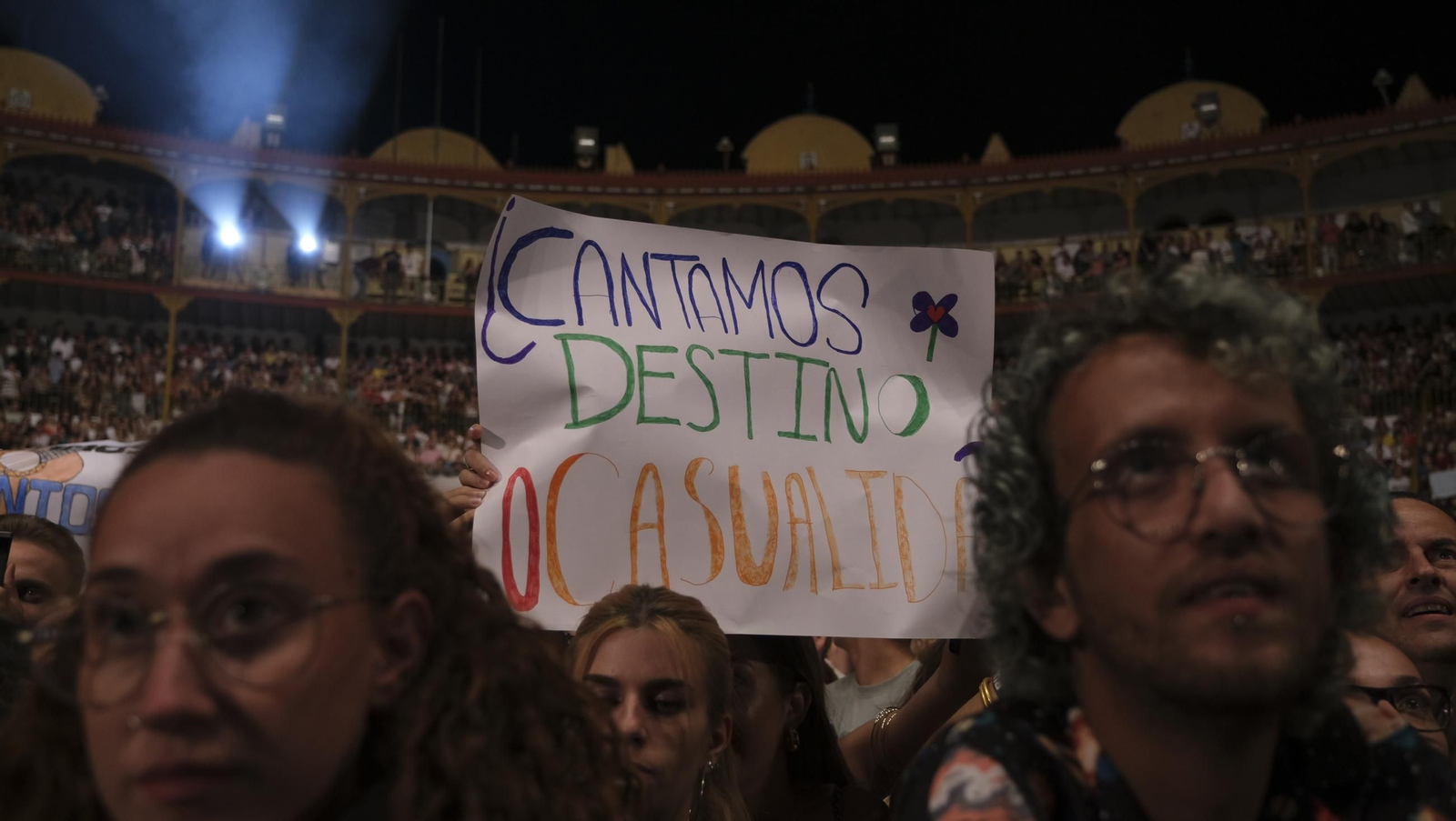 El concierto de Melendi llena de fans la Plaza de Toros de Almería, en imágenes