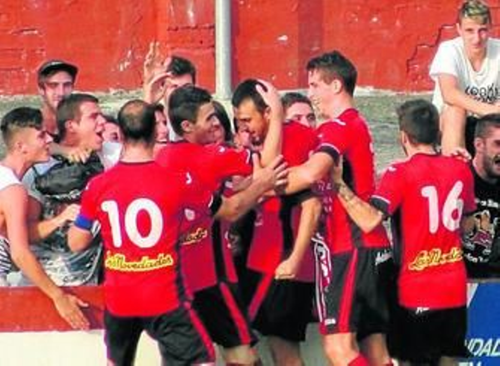 Los jugadores del Laredo celebran un gol en el partido de Liga ante el Vimenor.
