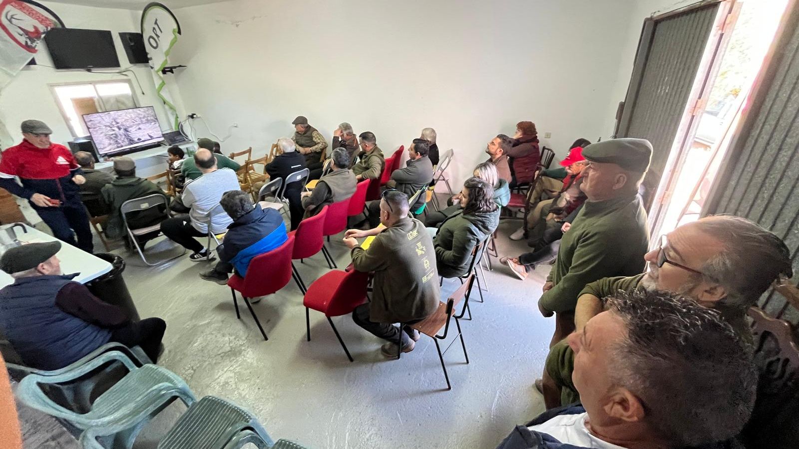 Aficionados, familiares de los participantes y jueces durante la retransmisión de la cita que tuvo lugar en Senés