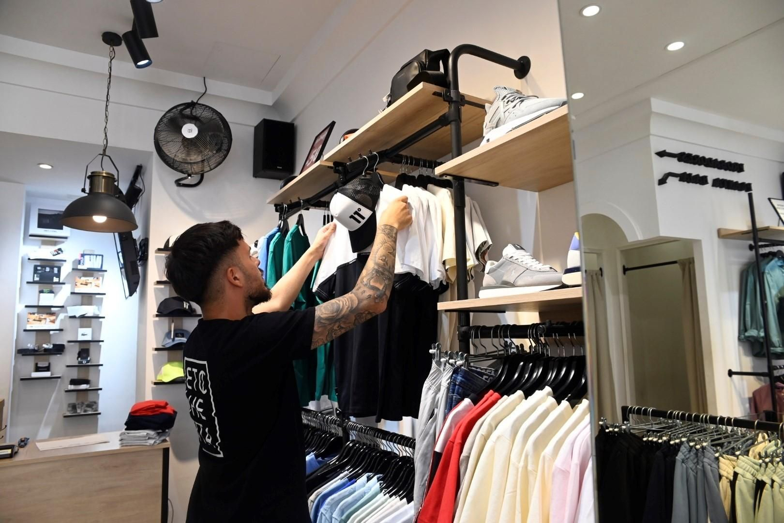 Empleado de una tienda del Centro de Córdoba.