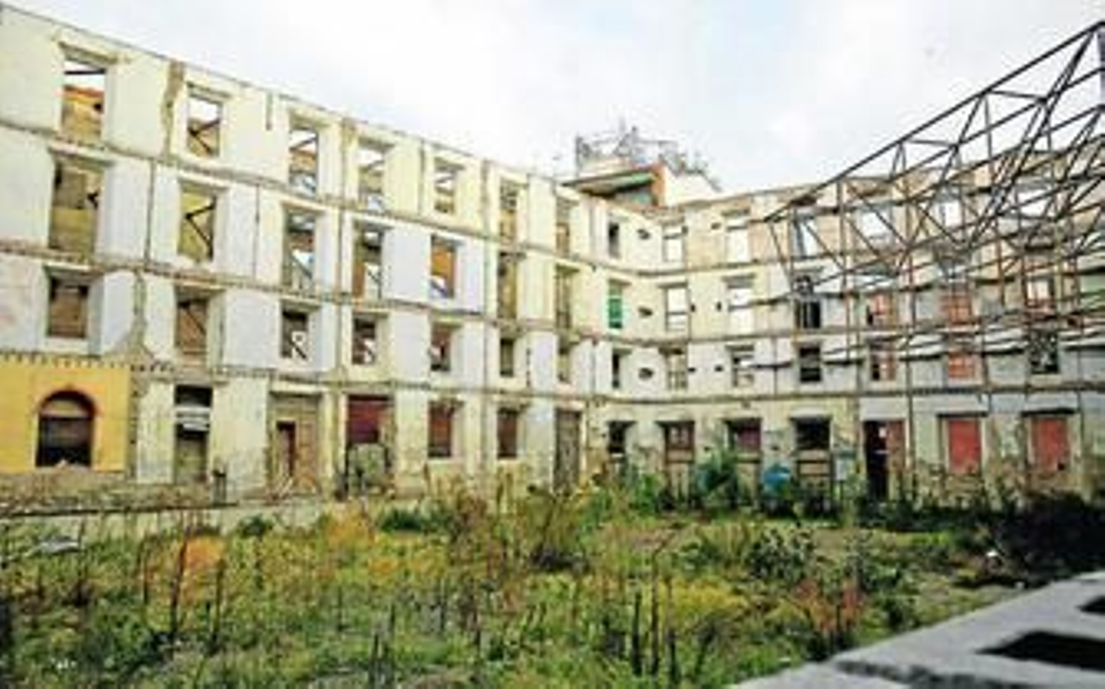 Imagen de las fachadas del edificio de la Plaza del Teatro e interior de la finca.