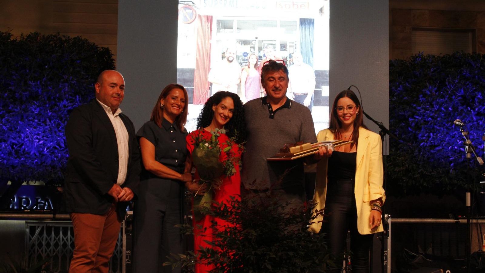 El Pregonero y su esposa durante el reconocimiento llevado a cabo por el barrio