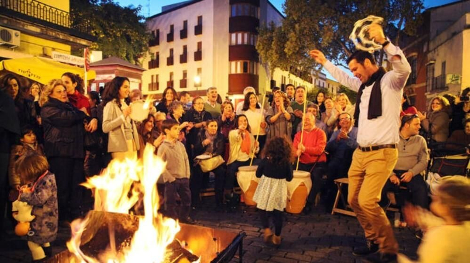 Imagen de una zambomba jerezana en la vía pública.