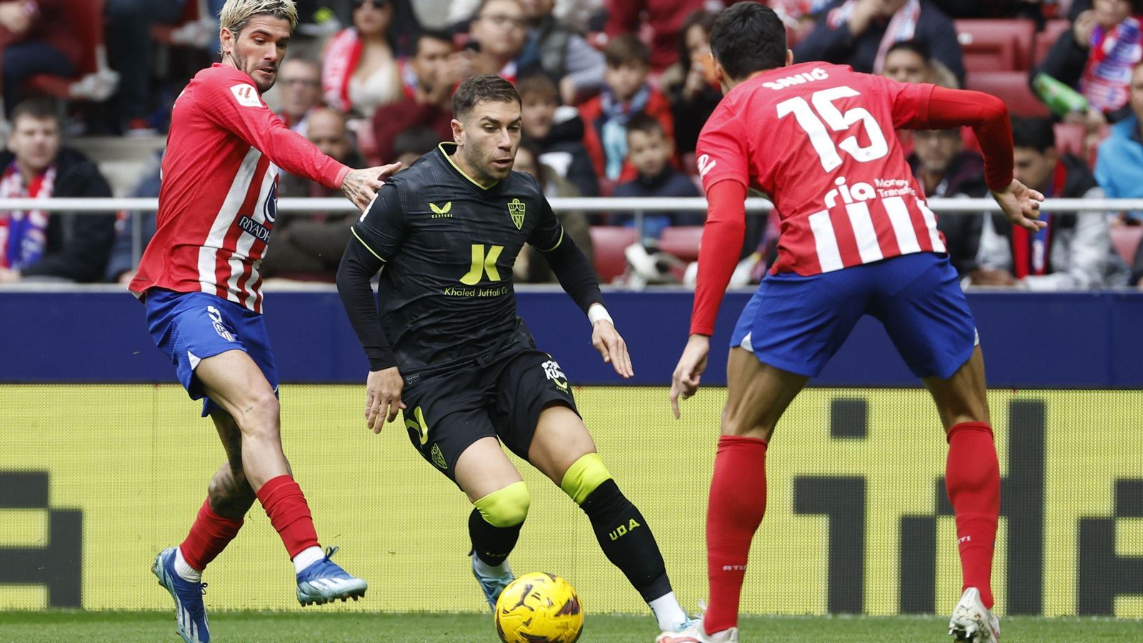 Adri Embarba rodeado por De Paul y Savic en una incursión del primer tiempo.