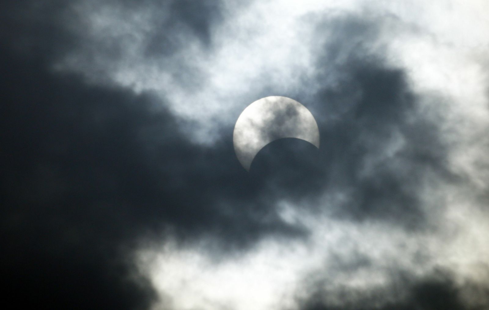 Las imágenes del último eclipse solar de la década