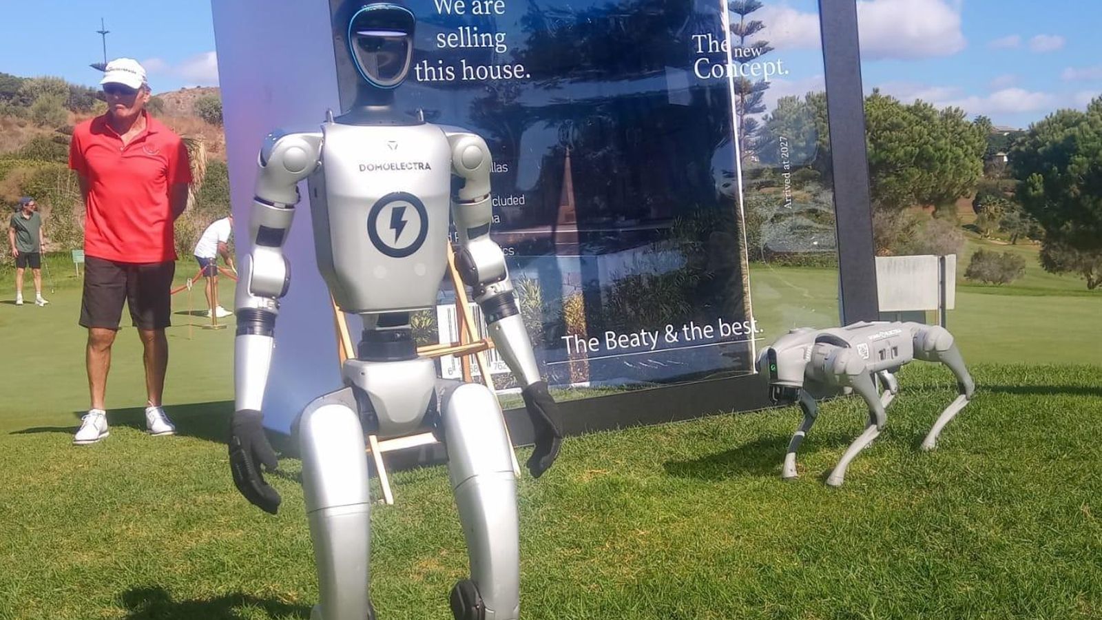 Un robot humanoide y un perro robot.