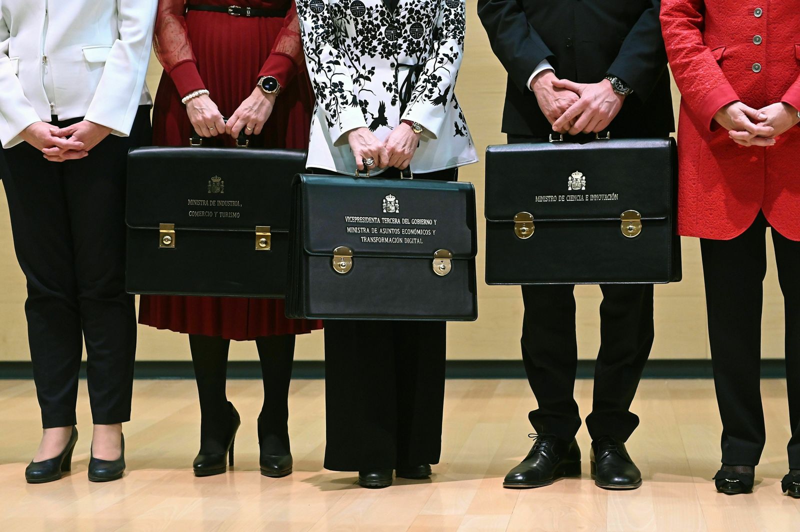 Intercambio de carteras, este lunes, en el Ministerio de Economía.