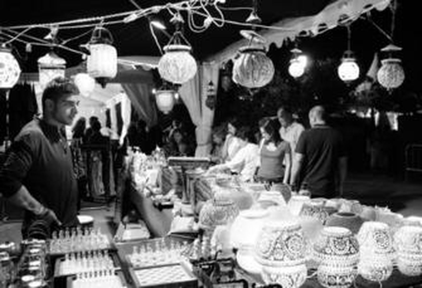 Uno de los expositores del evento, que anoche registraba una gran afluencia de público en el Prado.