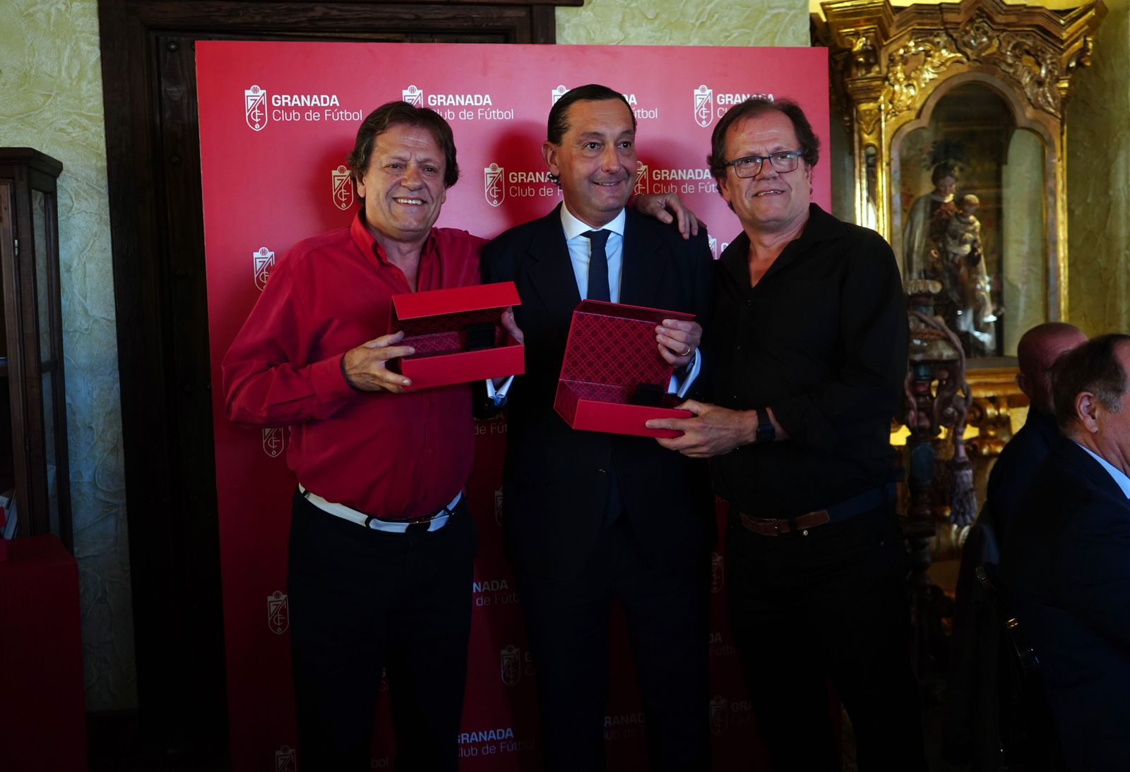 Las mejores imágenes del acto a los abonados del Granada CF con 25 y 50 años de antigüedad