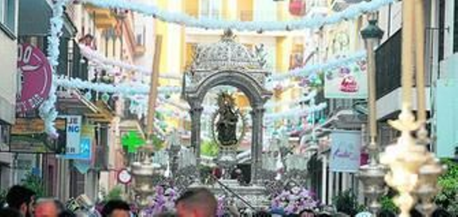 La Patrona de Huelva ante la Esperanza en la capilla de ésta.