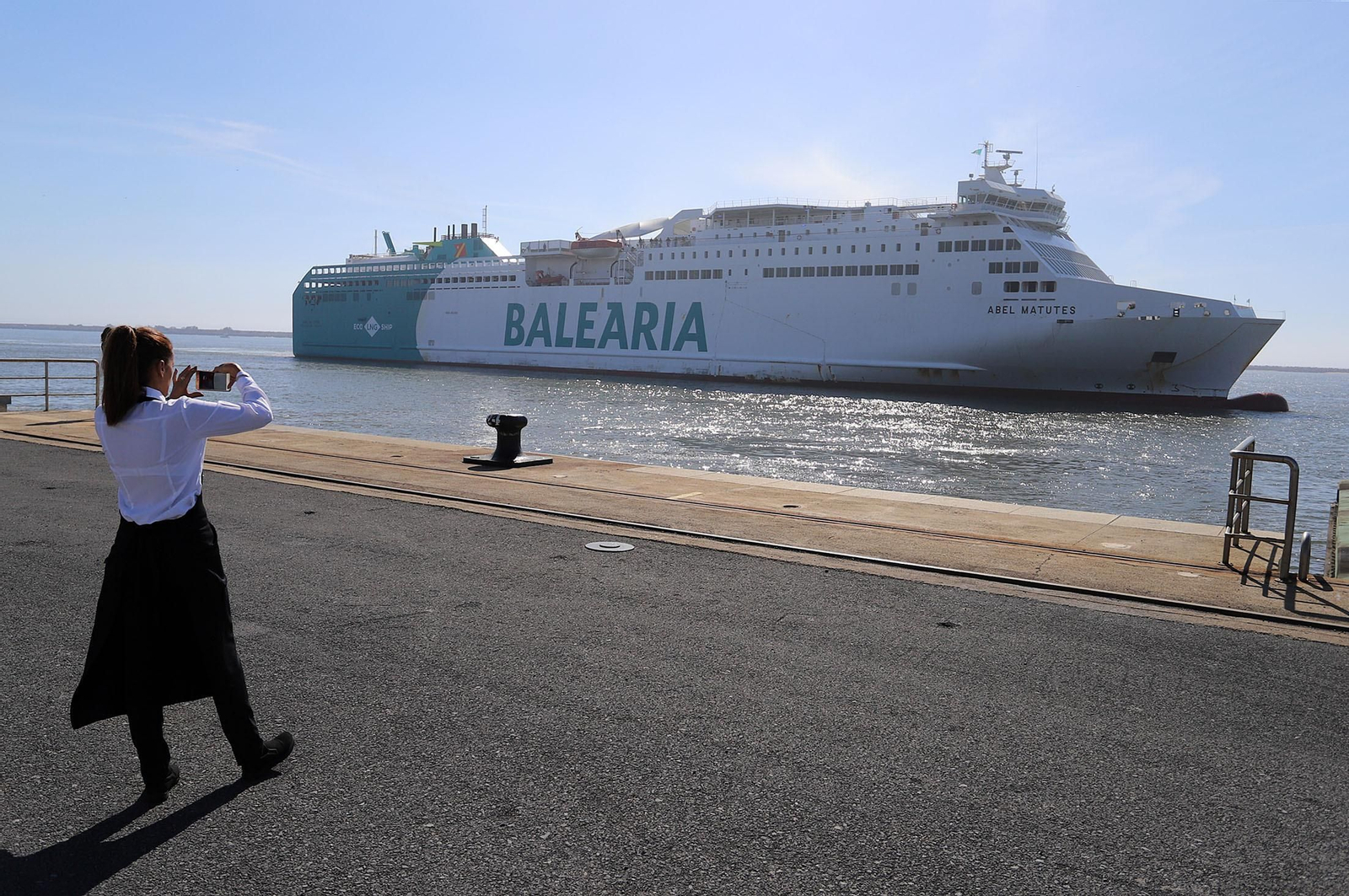 Imágenes de la llegada de un buque de Baleària al Puerto de Huelva