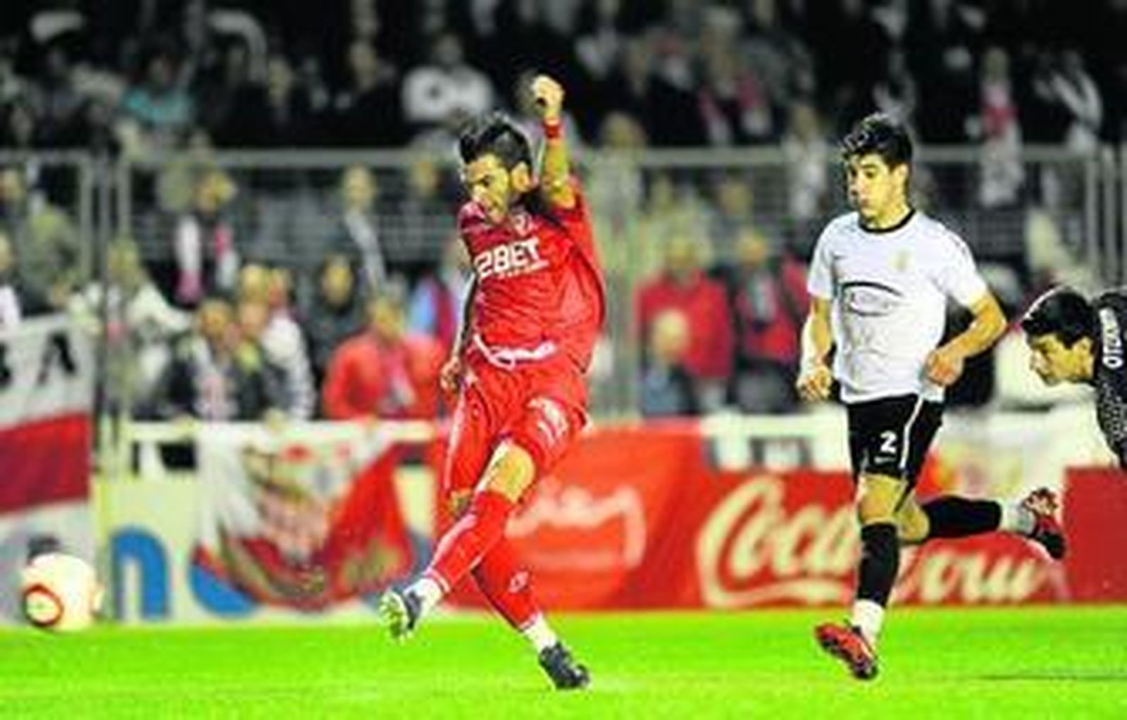 Negredo tira del campeón en Irún