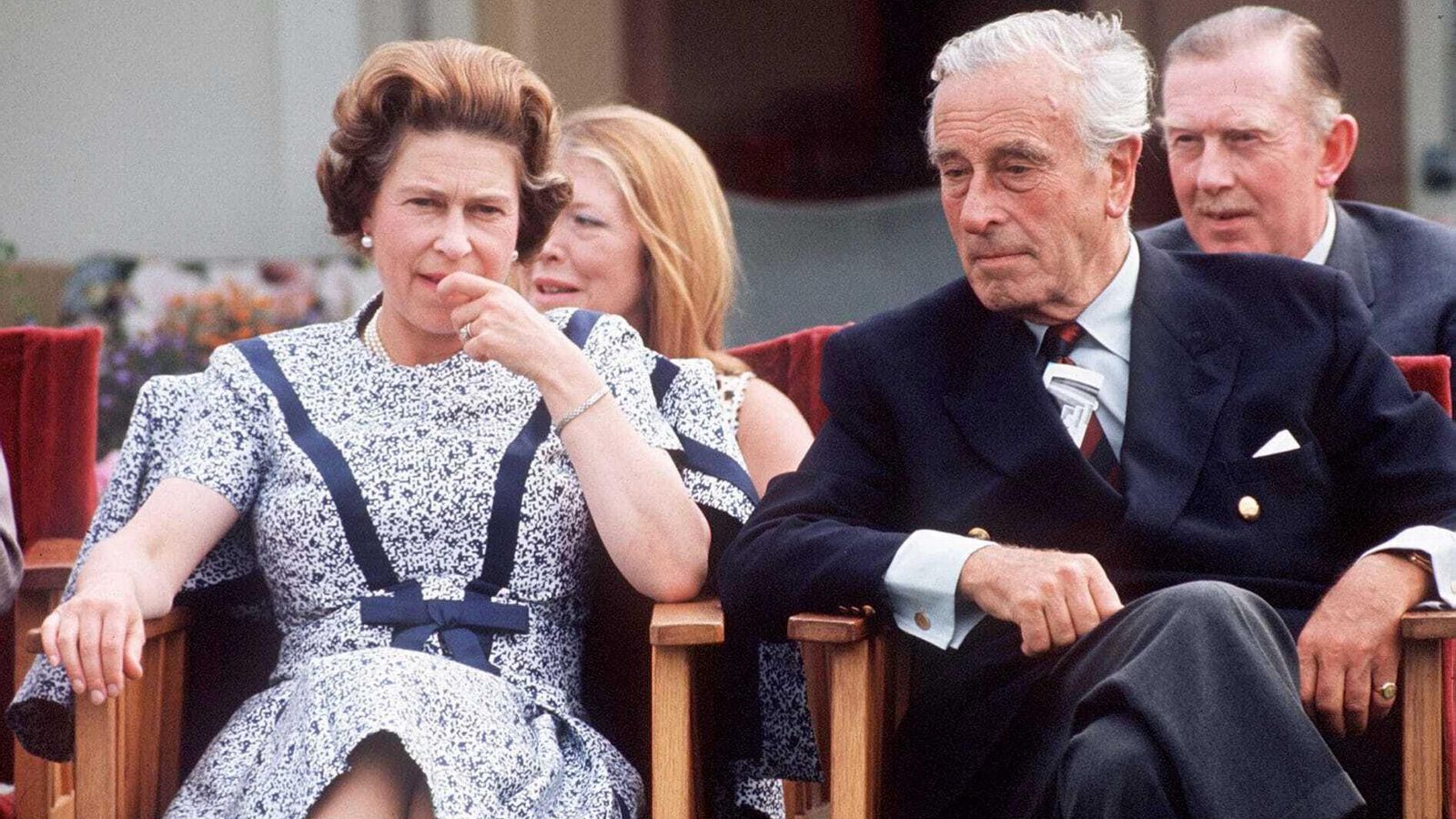 Lord Mountbatten y la reina Isabel II, en un acto oficial.