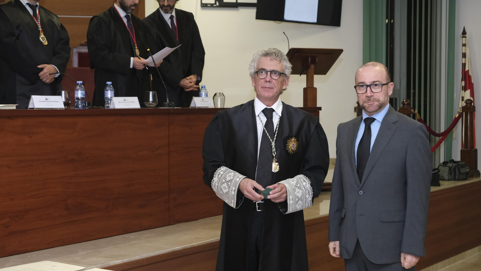 Entrega de insignias de 25 años de colegiado en el Colegio de Abogados de Almería, en imágenes